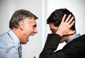 Un jefe le grita a su empleado