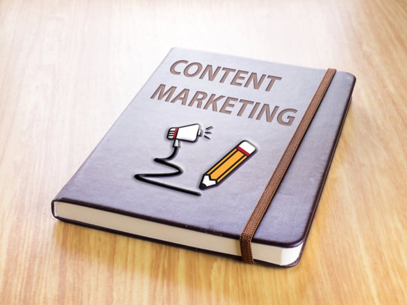 Content Marketing Buch auf Tisch