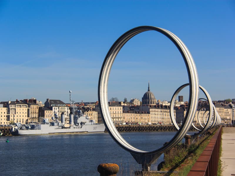 image de la ville de nantes avec la sculpture des anneaux