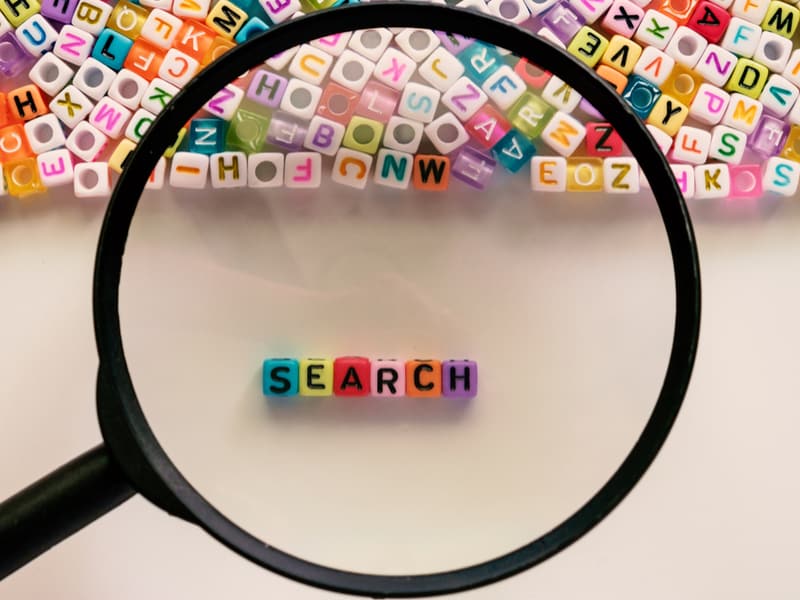 loupe grossissante qui pointent vers des petits cubes avec les lettres search pour désigner la recherche en ligne