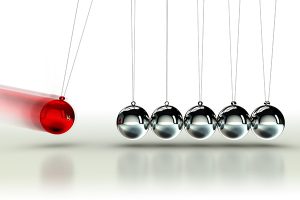 pendule de newton avec une boule rouge qui heurte cinq boules grises illustrant le taux de rebond d'un site