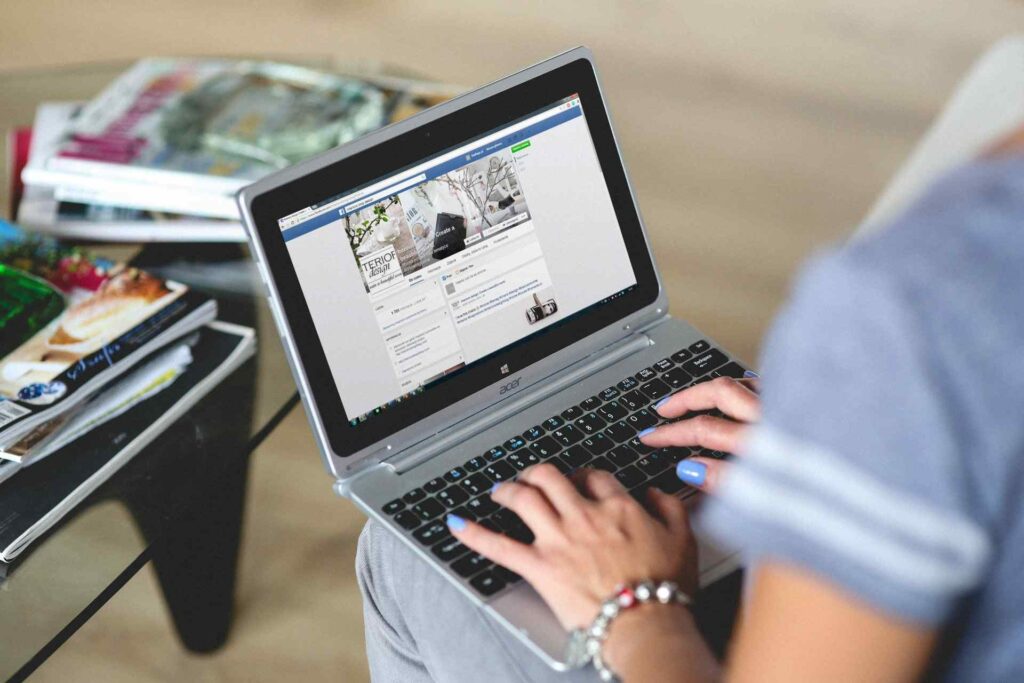 A woman using Facebook on her Laptop.

Photo by Kaboompics