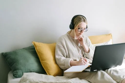 Woman taking notes on a video call about her UENI editor
